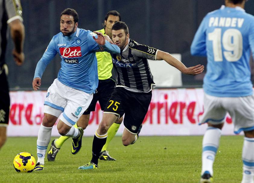 Anche Heurtaux prova a contenere il centravanti argentino del Napoli. Reuters